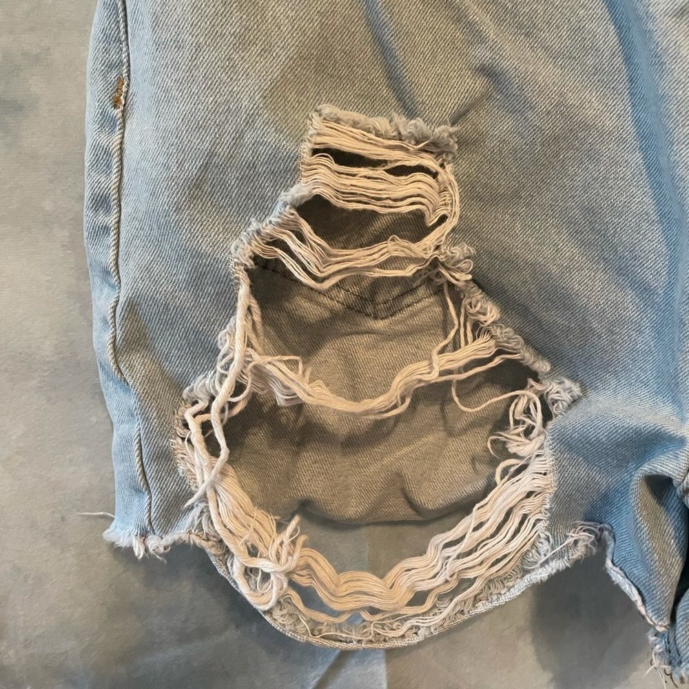 NASTY GAL • High Waisted Distressed shorts - Picture 6 of 9